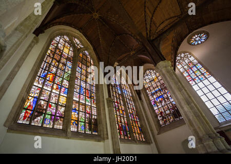 Alte Kirche oder De Oude Kerk, AMSTERDAM, NIEDERLANDE - Dezember 7, 2017: Interieur: berühmten Glasfenster in der Marienkapelle. Stockfoto