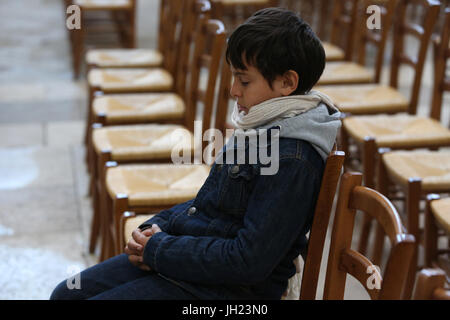 11 jähriger Junge in der Kirche. Frankreich. Stockfoto