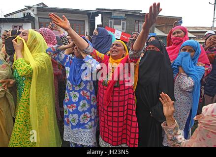 Indien. 12. Juli 2017. Kashmiri muslimische Frauen jammern während der Beerdigung von Aqib Ahmad, ein Rebell Hizbul Mujahideen während seiner Trauerfeier im Hyderpora Bereich von Srinagar der Sommerhauptstadt von indischen Kaschmir am 12. Juli 2017 gesteuert. Zusammenstöße brach während einer Begegnung mit Regierungstruppen in zentralen Kaschmir Magam drei Rebellen getötet wurden, teilte die Kaschmir Polizei. Bildnachweis: Faisal Khan/Pacific Press/Alamy Live-Nachrichten Stockfoto