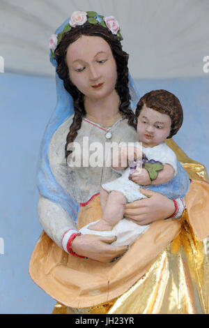 Restaurierung von Saint Gervais Barockkirche.  Jungfrau und Kind Statue nach Renovierung.  Frankreich. Stockfoto