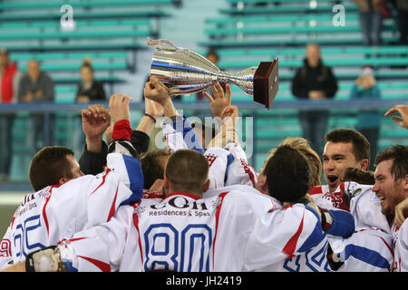 Eishockey-Spiel.  Hockey-Team mit Tasse.  Frankreich. Stockfoto