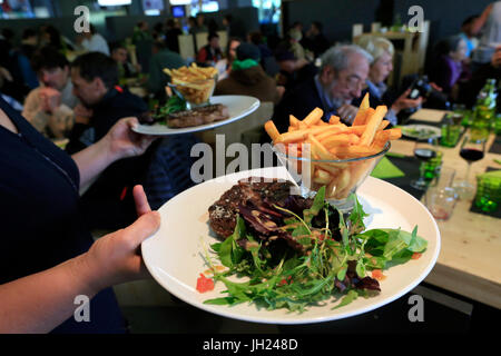 Restaurant. Steak und Pommes Frites. Frankreich. Stockfoto