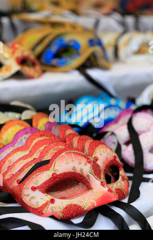 Yvoire, Les Plus Beaux Dörfer de France (die schönsten Dörfer Frankreichs) gekennzeichnet. Der venezianische Karneval. Masken zum Verkauf. Stockfoto