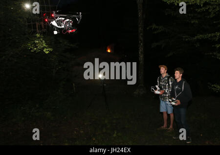 Piloten, die eine Drohne mit einer Kamera in der Nacht in Betrieb. Frankreich. Stockfoto