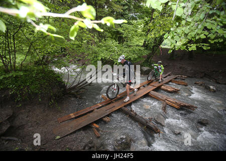 Dre Dans le l'Darbon: Mountainbike-Rennen in den französischen Alpen. Frankreich. Stockfoto