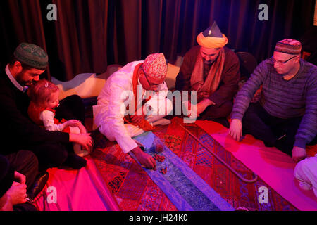 Sufi-treffen in Paris. Chisti Ritual. Frankreich. Stockfoto