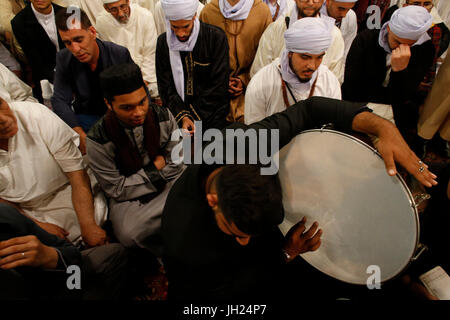 Sufi Moslems feiern Laylat al Qadr während des Ramadan in der großen Moschee von Paris. Frankreich. Stockfoto