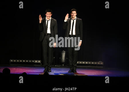 Steeven Soran et Christopher Soran. Les Jumeaux. 32 mir Festival-Mont-Blanc-Humor. Saint-Gervais-Les-Bains. Frankreich. Stockfoto