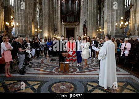 Taufe im katholischen Eustache, Paris. Frankreich. Stockfoto