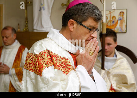 Diakon Ordinationen in der Kirche Notre Dame du Travail, Paris. Bischof beten vor der Feier. Frankreich. Stockfoto