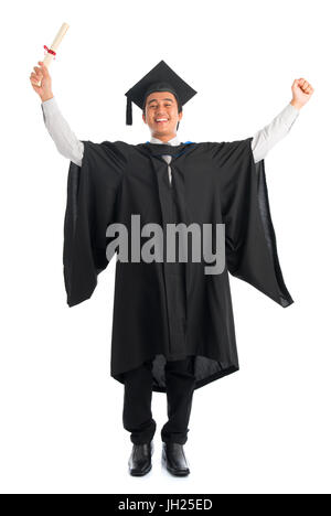 Ganzkörper aufgeregt asiatischen männlichen Studenten im Abschluss Kleid Arme angehoben, isolierten auf weißen Hintergrund. Gut aussehende Südost-Modell. Stockfoto