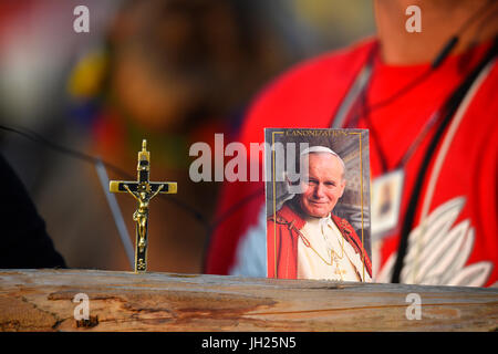 Weltjugendtag. Krakau. 2016. Kreuz und Bild von Papst Johannes Paul II. Polen. Stockfoto