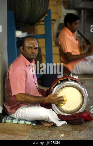 Sri Thendayuthapani Hindu Tempel (Chettiars').  Musiker spielen während einer traditionellen hinduistischen Zeremonie.  Singapur. Stockfoto