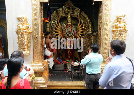 Sri Veeramakaliamman Hindu-Tempel.  Hindu-Gottheit: Sri Lakshmi Durgai. Mit 3 allmächtig Augen und 18 Hände sie schützt und schenkt Frieden Wohlstand ein Stockfoto