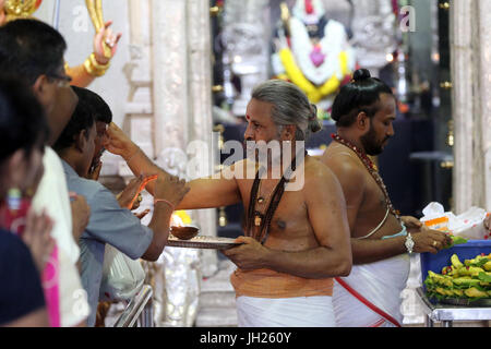 Sri Veeramakaliamman Hindu-Tempel.  Tika anwenden. Hindu Anhänger bei einem Morgengebet oder Puja.  Singapur. Stockfoto