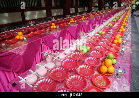 Buddha Tooth Relic Temple in Chinatown. Ullambana Zeremonie. Essen wird zu den Vorfahren während des jährlichen Ghost Festival angeboten. Singapur. Stockfoto