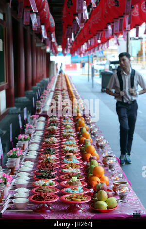 Buddha Tooth Relic Temple in Chinatown. Ullambana Zeremonie. Essen wird zu den Vorfahren während des jährlichen Ghost Festival angeboten. Singapur. Stockfoto