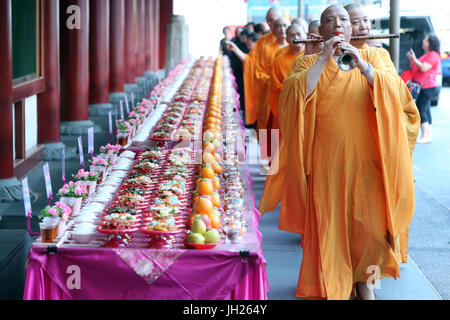 Buddha Tooth Relic Temple in Chinatown. Ullambana Zeremonie. Essen wird zu den Vorfahren während des jährlichen Ghost Festival angeboten. Singapur. Stockfoto