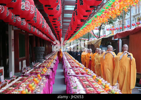 Buddha Tooth Relic Temple in Chinatown. Ullambana Zeremonie. Essen wird zu den Vorfahren während des jährlichen Ghost Festival angeboten. Singapur. Stockfoto