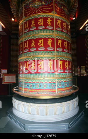 Buddha Tooth Relic Temple in Chinatown. Viarocana Buddha Gebetsmühle.  Singapur. Stockfoto