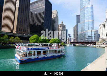 Sightseeing Boot auf dem Chicago River, Chicago, Illinois, Vereinigte Staaten von Amerika, Nordamerika Stockfoto