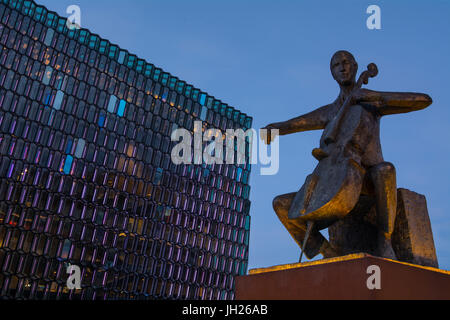 Statue des dänischen Cellisten Erling Blondal Bengtsson, des Bildhauers Olof Palsdottir, und den Harpa Konzertsaal, Reykjavik, Island Stockfoto