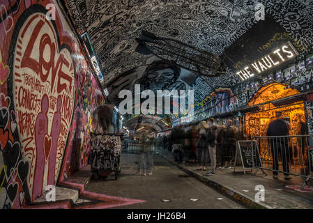 Graffiti-Künstler und Menschen warten auf eine Show auf die Gewölbe im Leake Street Tunnel in London, England, Vereinigtes Königreich, Europa Stockfoto
