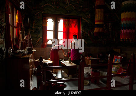 Buddhistische Mönche aus Bhutan machen Kerzen in ihre Bhutan-Tempel in Bodhgaya, Bihar, Indien, Asien Stockfoto