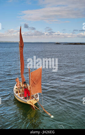 Ein Fischer legt in seiner Auster-Bagger von Mousehole Harbour, Penwith, Cornwall, England, Vereinigtes Königreich, Europa Stockfoto