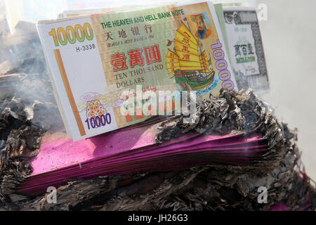 Hungry Ghost Festival (Ullambana). Ahnenkult.  Brennende Hölle Banknoten und andere Formen von Joss Papier. Singapur. Stockfoto