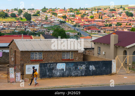 Im Wandel von Soweto mit dem ursprünglichen Gehäuse in den Vordergrund, Soweto, Johannesburg, Südafrika Stockfoto