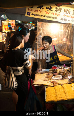 Verkäufer und Kunden, Garküche, Shilin Night Market, Taipei, Taiwan, Asien Stockfoto