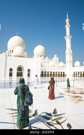 Touristen fotografieren das Innere der Moschee Sheikh Zayed, Abu Dhabi, Vereinigte Arabische Emirate, Naher Osten Stockfoto