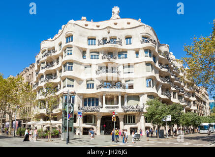 Fassade der Casa Mila (La Pedrera) von Antoni Gaudi, UNESCO-Weltkulturerbe, Barcelona, Katalonien (Catalunya), Spanien Stockfoto