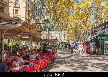 Pflaster-Café-Restaurant am Boulevard La Rambla (Las Ramblas) Spaziergang durch Barcelona, Katalonien (Catalunya), Spanien Stockfoto