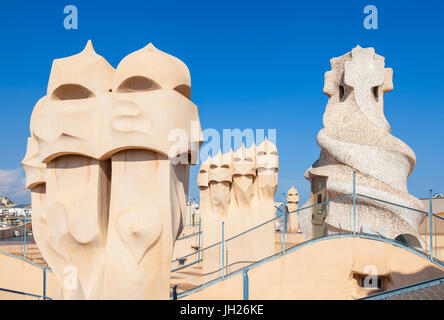 Schornstein Skulpturen auf dem Dach der Casa Mila (La Pedrera) von Antoni Gaudi, UNESCO, Barcelona, Katalonien (Catalunya), Spanien Stockfoto