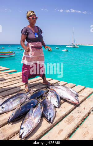Bunten lokalen Frau verkaufen frisch gefangen Yellow Fin Thunfisch vom Pier von Santa Maria, Sal Insel, Kap Verde, Afrika Stockfoto