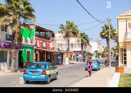 Lokalen Taxi fahren Sie die Hauptstraße entlang, Rua 1 de Junho, Praca Central, Santa Maria, Sal Insel, Kap Verde, Afrika Stockfoto