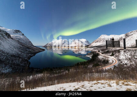 Fotograf auf Plattform bewundert, Nordlicht und Sterne spiegeln sich in den kalten See, Bergsbotn, Senja, Troms, Norwegen Stockfoto