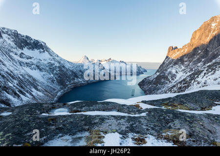 Draufsicht von schneebedeckten Gipfeln und gefrorene Meer die Ornfjorden rund um das Dorf Fjordgard, Senja, Troms, Norwegen, Skandinavien Stockfoto