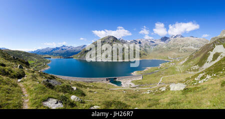 Panorama von der blauen See Montespluga umgeben von felsigen Gipfeln im Sommer Tal Chiavenna, Veltlin, Lombardei, Italien, Europa Stockfoto