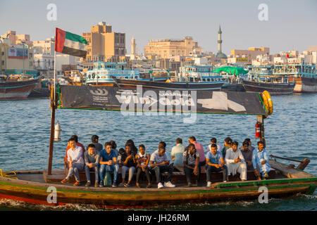 Blick auf den Stadtteil Deira und Boote am Dubai Creek, Bur Dubai, Dubai, Vereinigte Arabische Emirate, Naher Osten Stockfoto