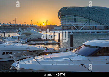 Die Yas Viceroy Hotel und Yas Marina bei Sonnenuntergang, Yas Island, Abu Dhabi, Vereinigte Arabische Emirate, Naher Osten Stockfoto