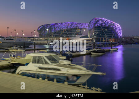 Die Yas Viceroy Hotel und Yas Marina in der Abenddämmerung, Yas Island, Abu Dhabi, Vereinigte Arabische Emirate, Naher Osten Stockfoto