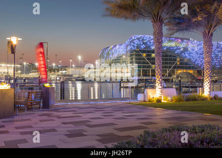 Die Yas Viceroy Hotel und Yas Marina in der Abenddämmerung, Yas Island, Abu Dhabi, Vereinigte Arabische Emirate, Naher Osten Stockfoto