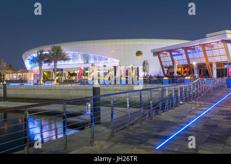 Bars im Yas Marina in der Abenddämmerung, Yas Island, Abu Dhabi, Vereinigte Arabische Emirate, Naher Osten Stockfoto