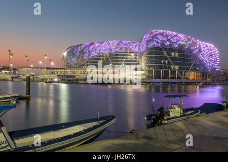 Die Yas Viceroy Hotel und Yas Marina in der Abenddämmerung, Yas Island, Abu Dhabi, Vereinigte Arabische Emirate, Naher Osten Stockfoto