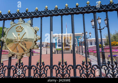 Blick auf Al Alam Palast durch Haupttor, Muscat, Oman, Naher Osten Stockfoto