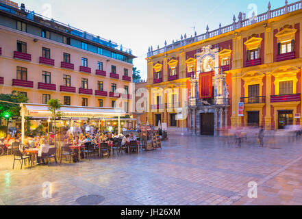 Ansicht des Restaurants an der Plaza del Obispo bei Dämmerung, Malaga, Costa Del Sol, Andalusien, Spanien, Europa Stockfoto