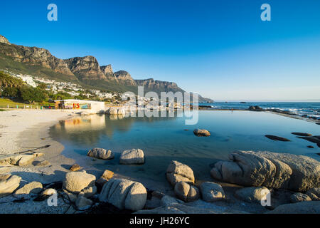 Camps Bay mit dem Tafelberg im Hintergrund, Vorort von Kapstadt, Südafrika, Afrika Stockfoto